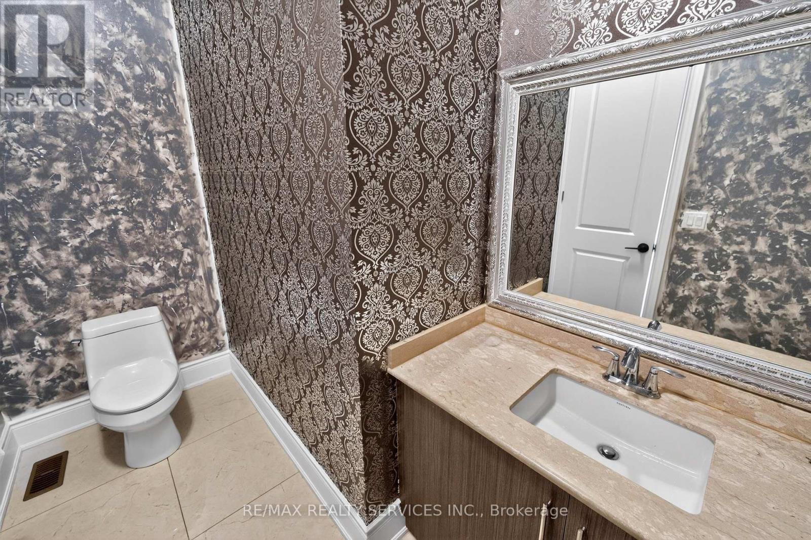 28 PENDERGAST COURT - 17