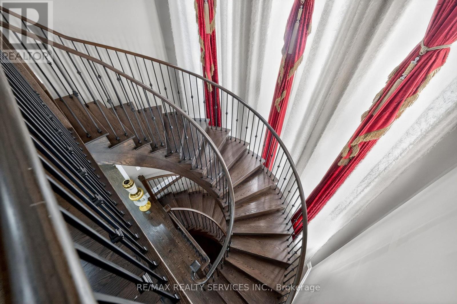 28 PENDERGAST COURT - 19