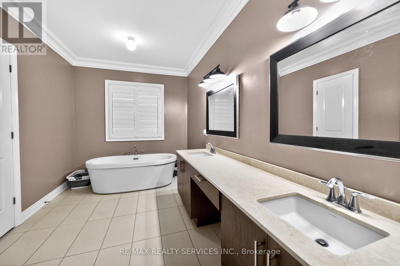 28 PENDERGAST COURT - 24