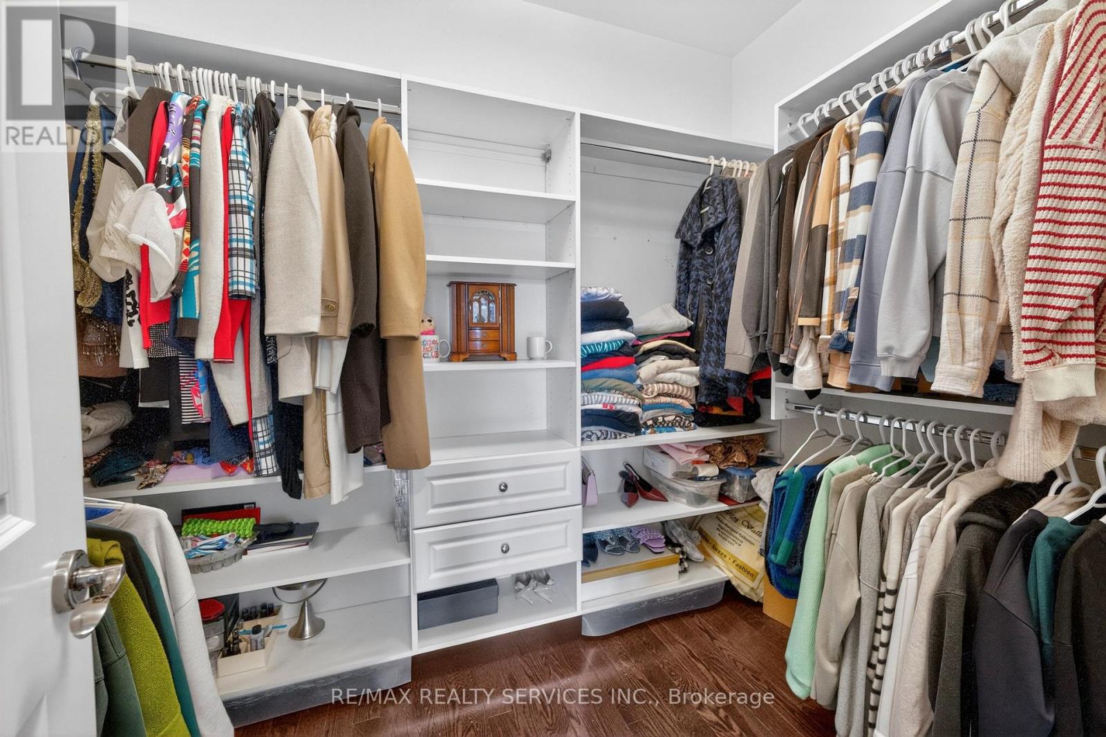 28 PENDERGAST COURT - 27