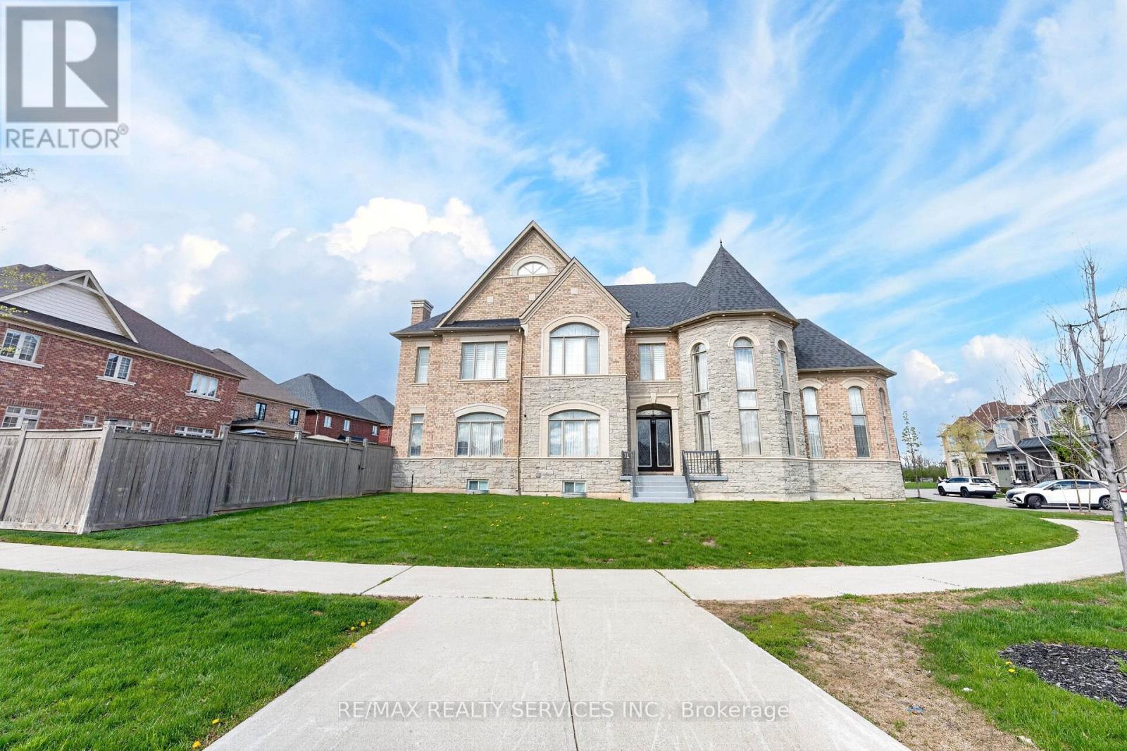 28 PENDERGAST COURT - 3