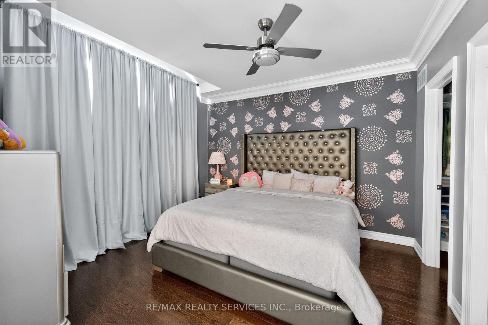 28 PENDERGAST COURT - 32
