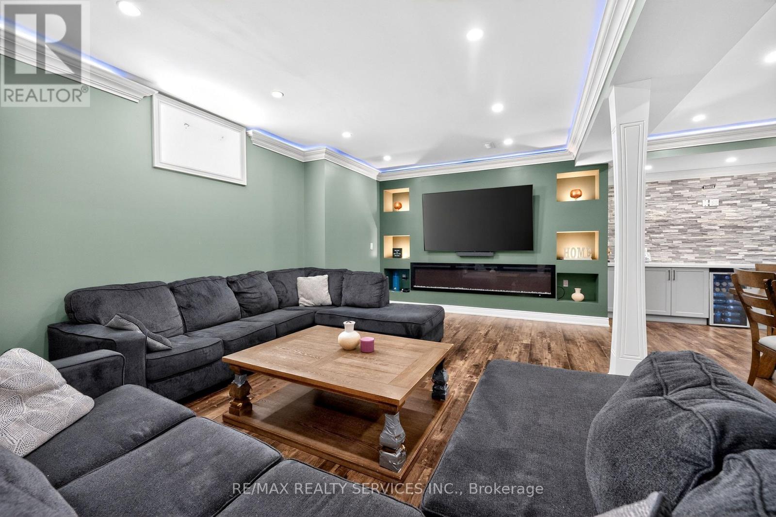 28 PENDERGAST COURT - 39