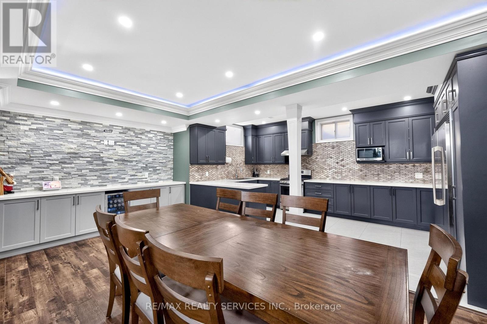 28 PENDERGAST COURT - 41