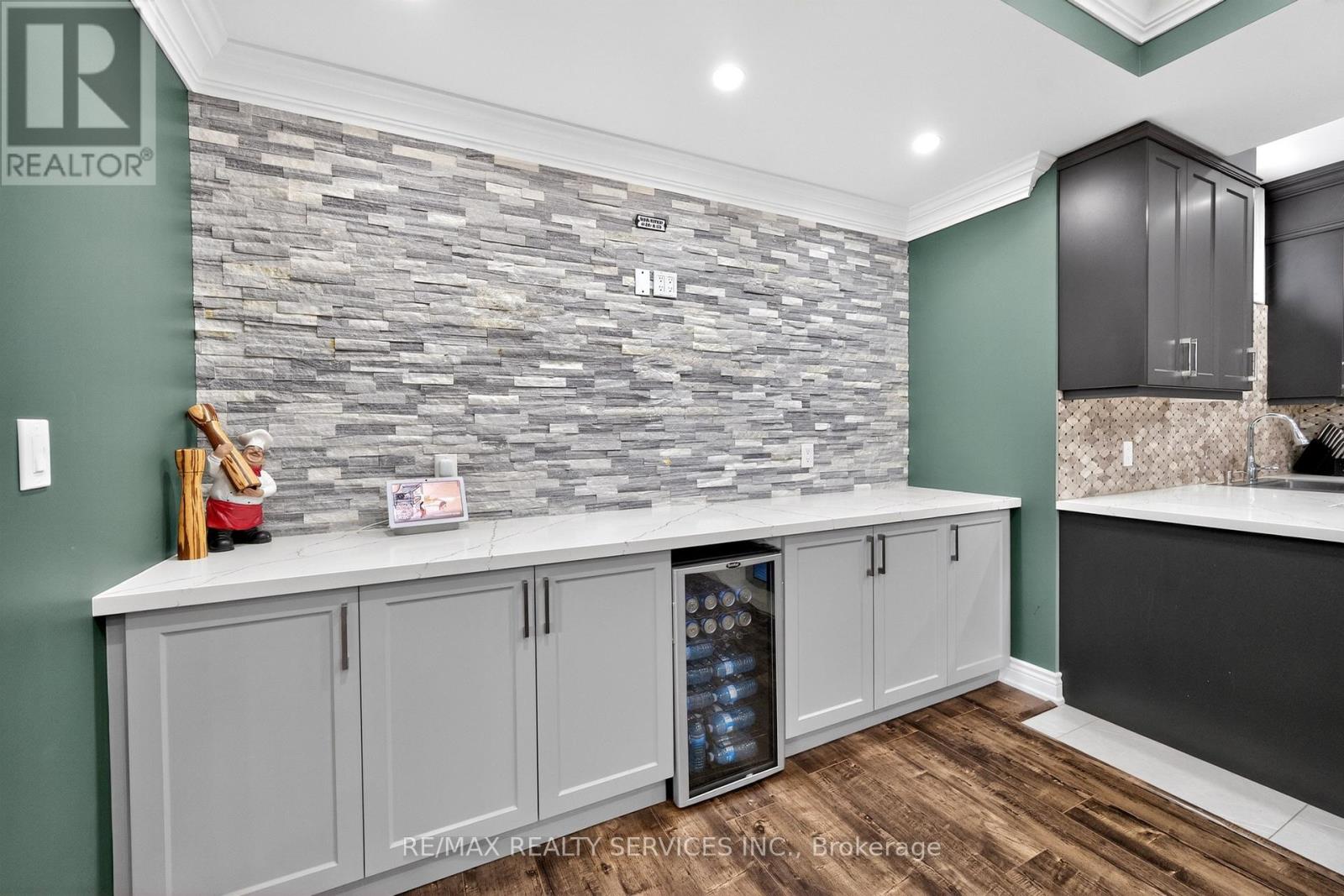 28 PENDERGAST COURT - 42