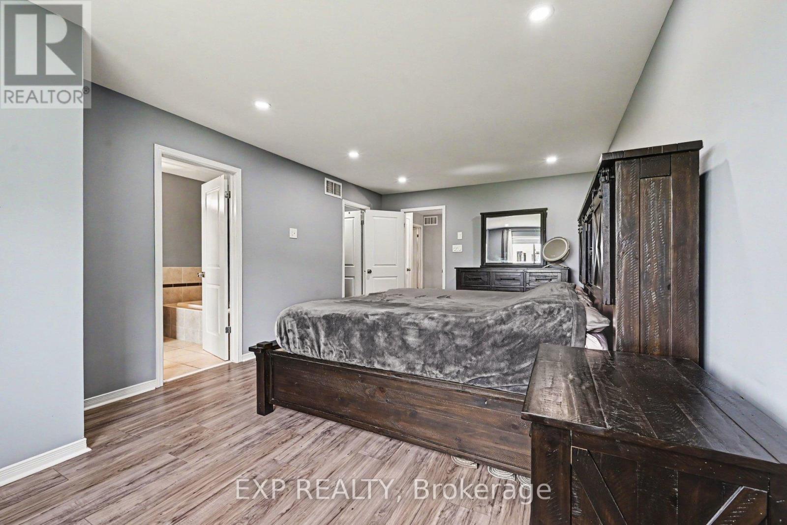 3 Bed, 4 Bath House for Sale in Ottawa – 930 TOROVIN PRIVATE, Ottawa – MLS# X13451144 - Image 12