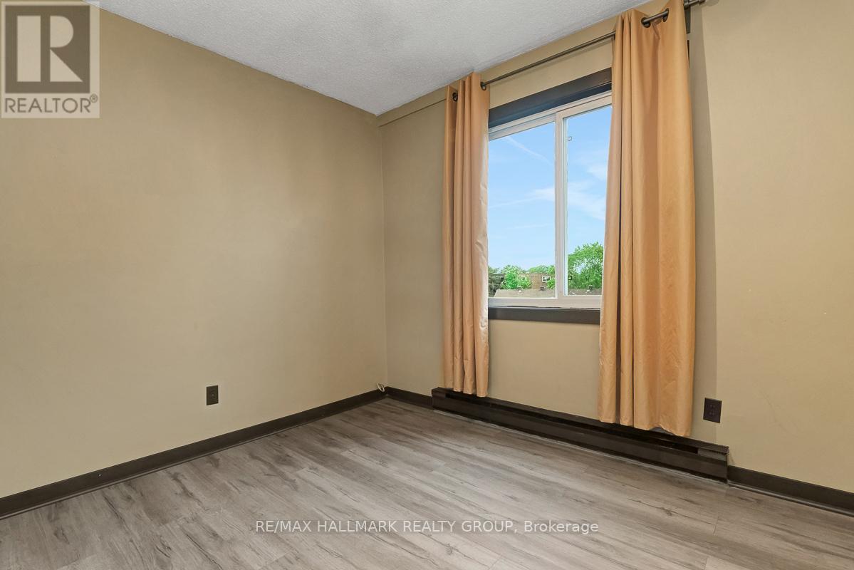 #401C 2041 ARROWSMITH DRIVE - 19