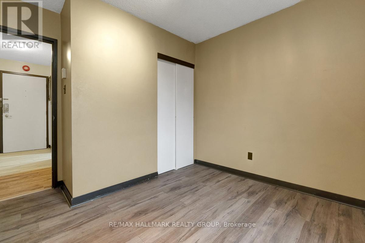 #401C 2041 ARROWSMITH DRIVE - 20