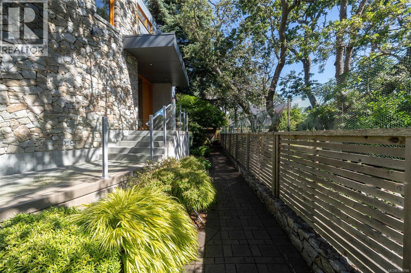 435 Chadwick Pl, Victoria