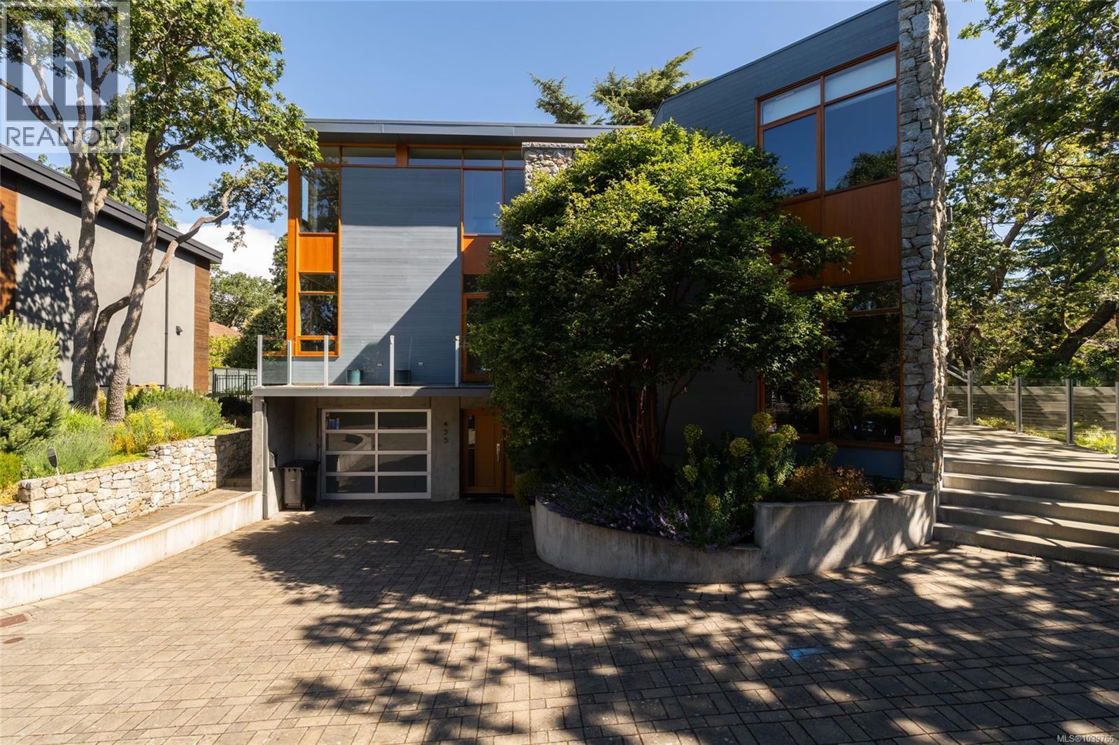 435 Chadwick Pl, Victoria