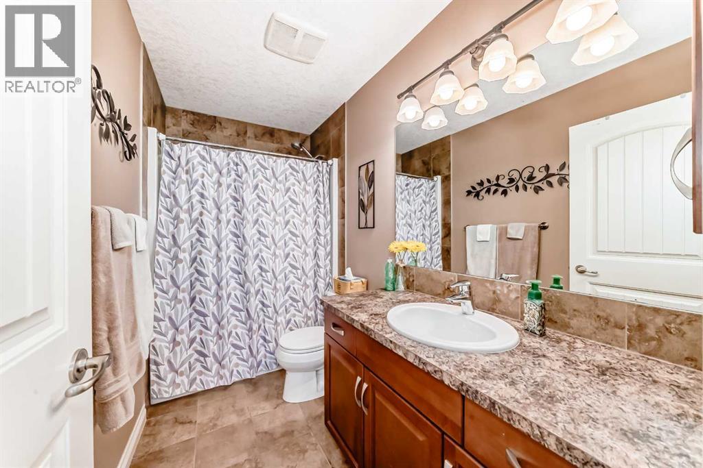 Upper level main floor bath!