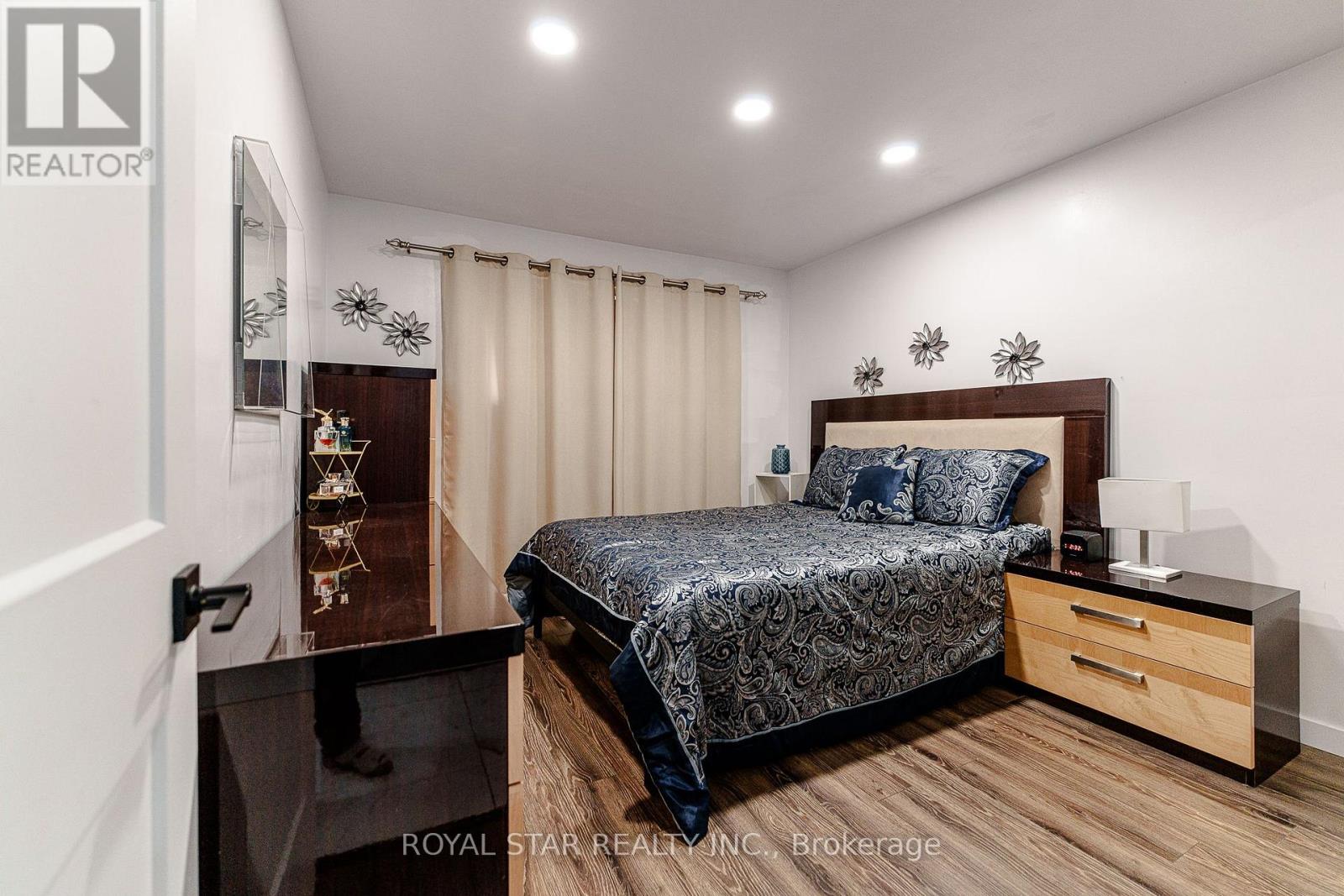 6540 TWENTY ROAD E - 35