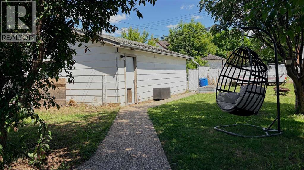 Private back yard (fenced)