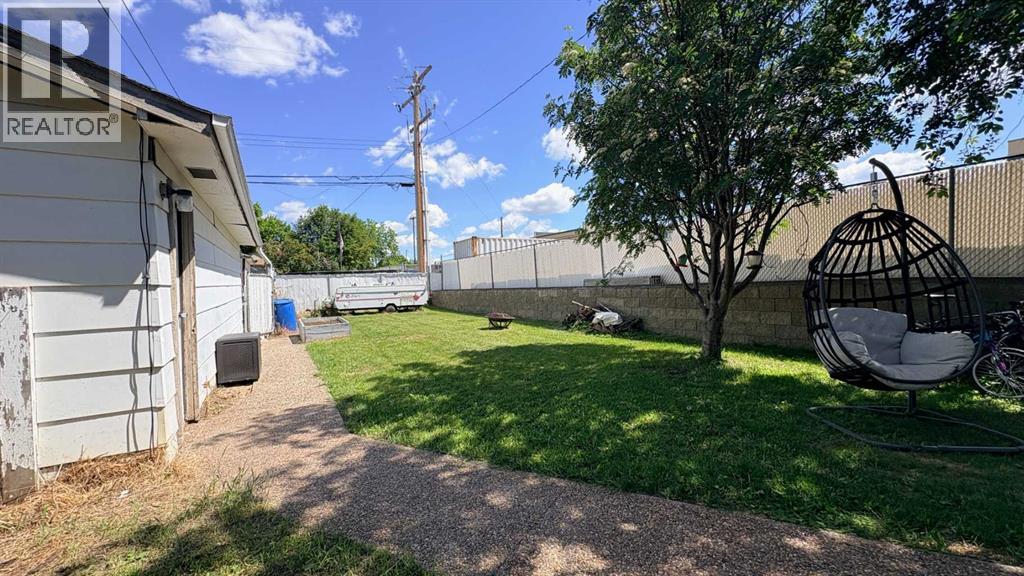 Fenced private yard!
