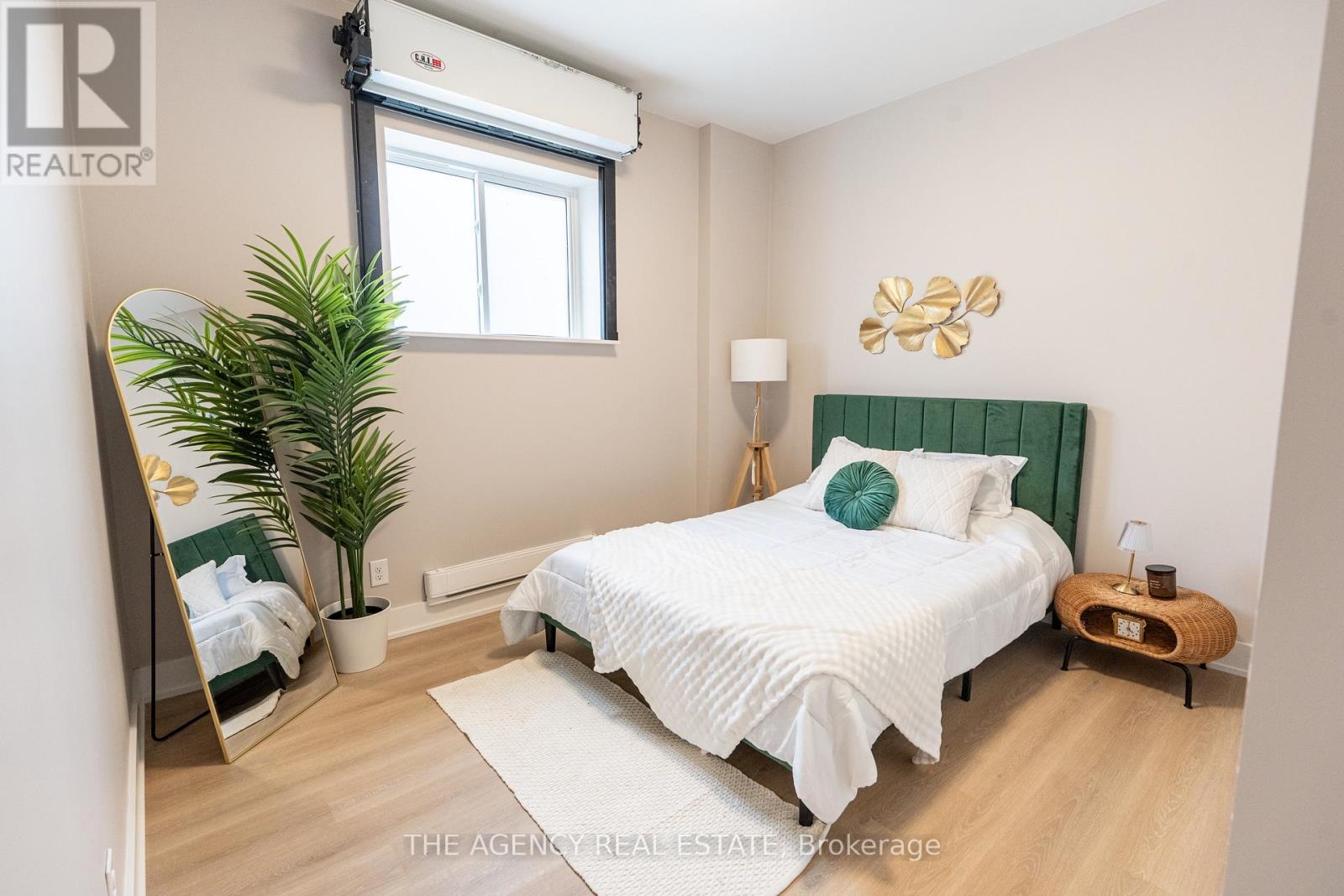 376 RICHMOND STREET - 25