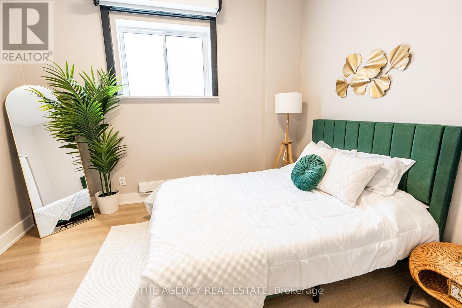 376 RICHMOND STREET - 26