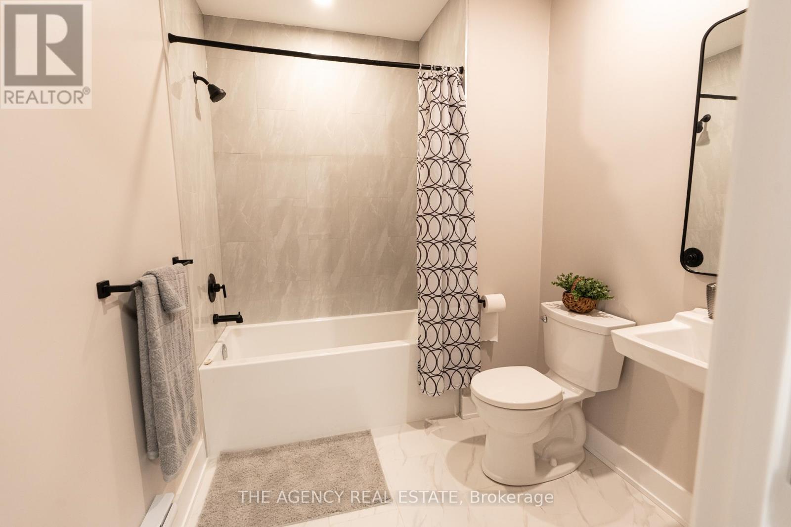 376 RICHMOND STREET - 28