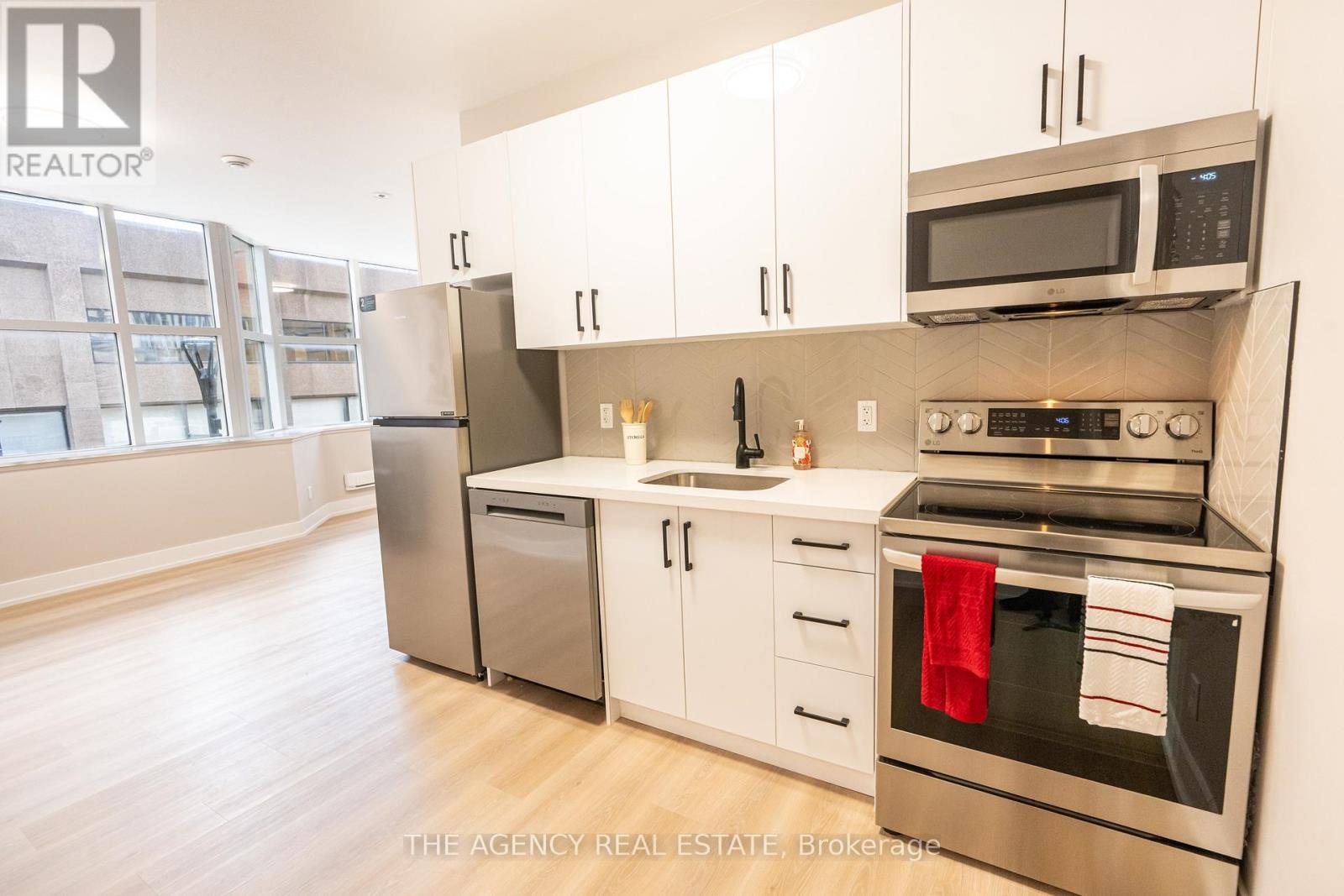 376 RICHMOND STREET - 8