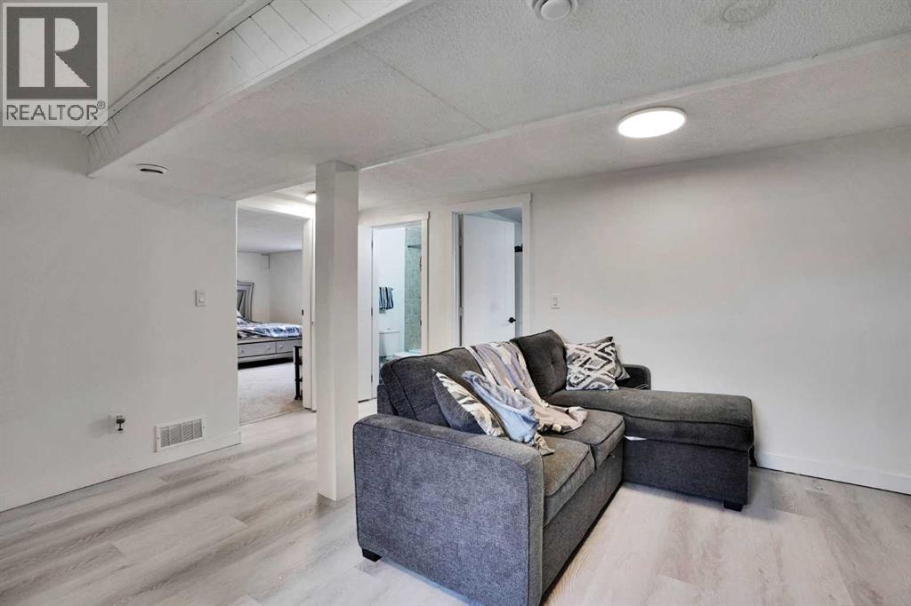 3935 14 Avenue NE - 26