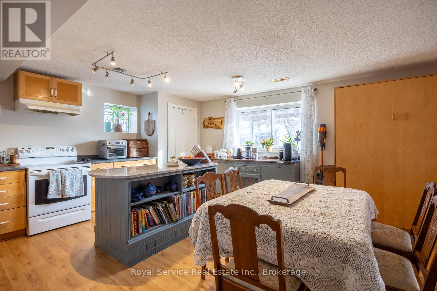 23 HUFFMAN AVENUE - 26