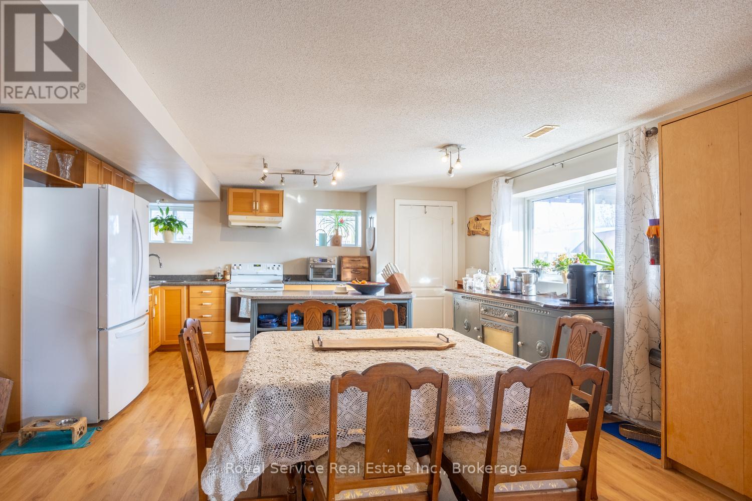 23 HUFFMAN AVENUE - 32