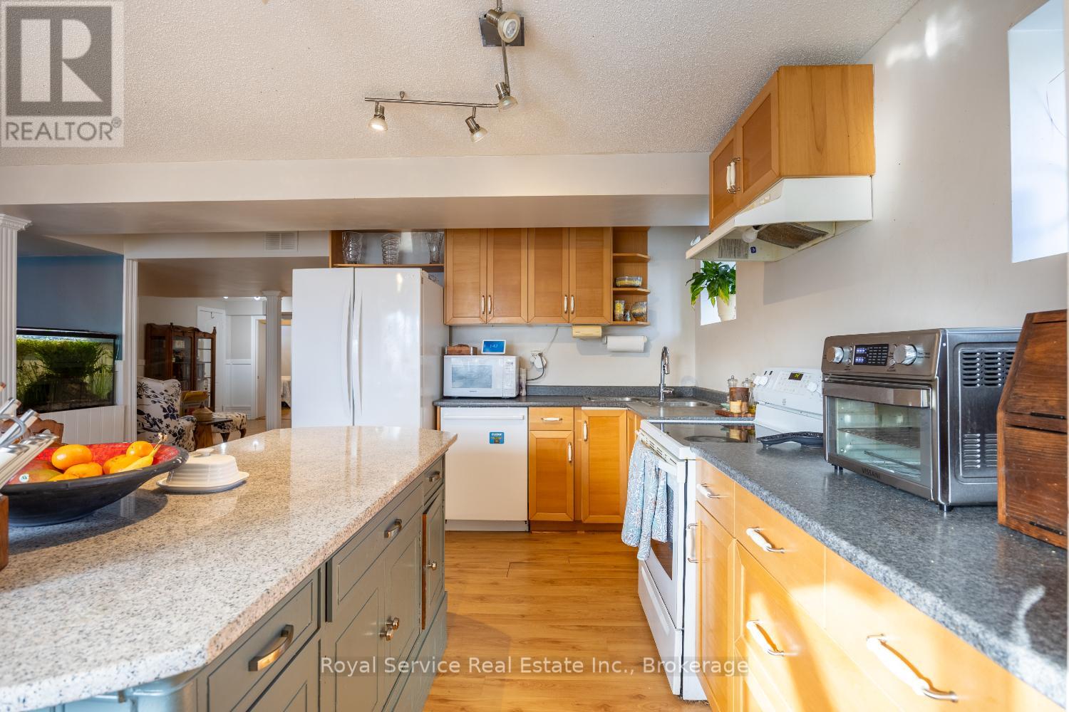 23 HUFFMAN AVENUE - 33
