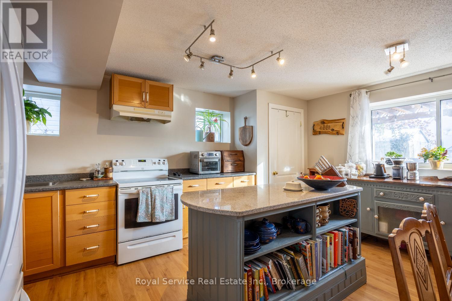 23 HUFFMAN AVENUE - 35