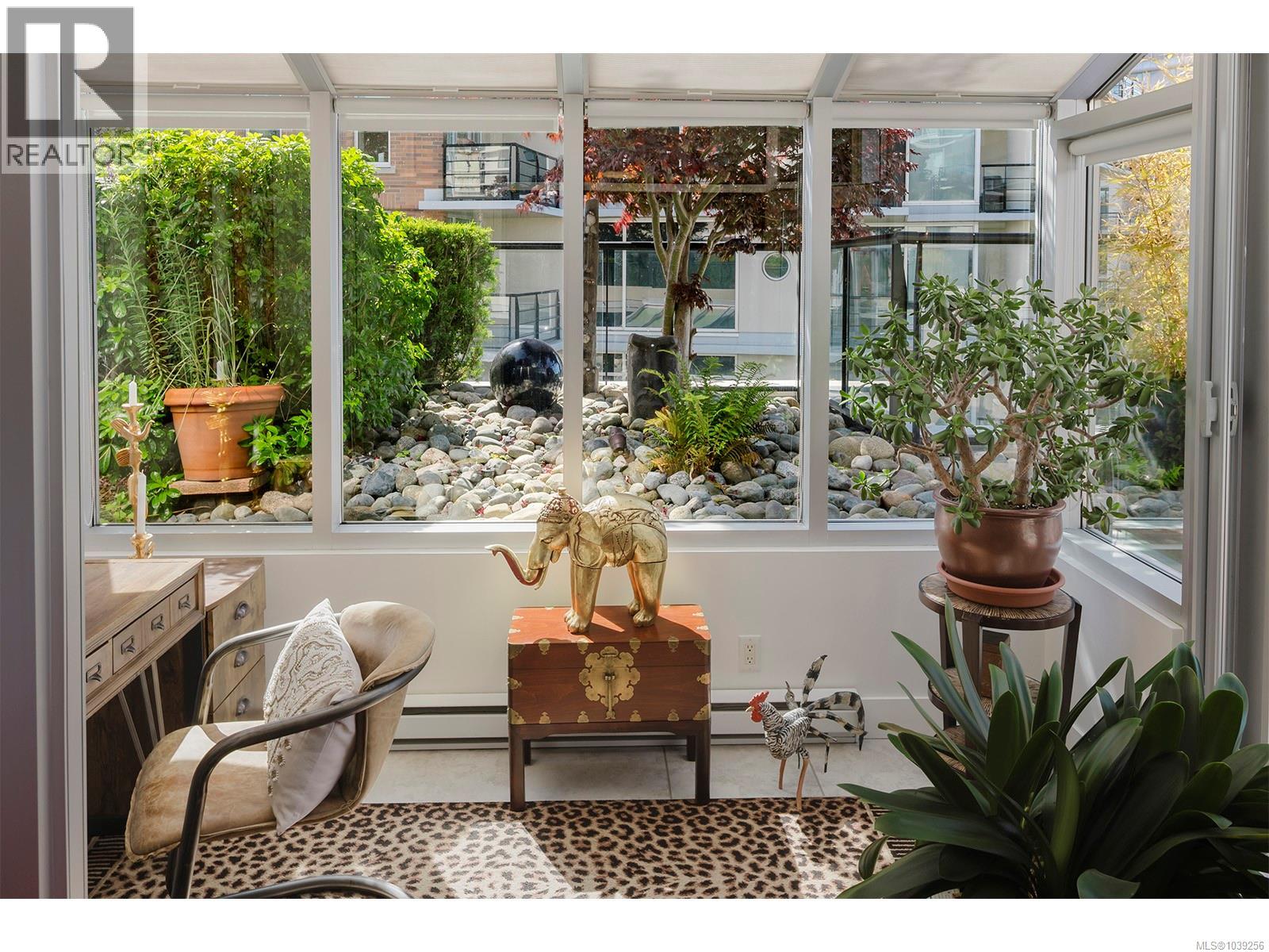 N708 737 Humboldt Street, Victoria