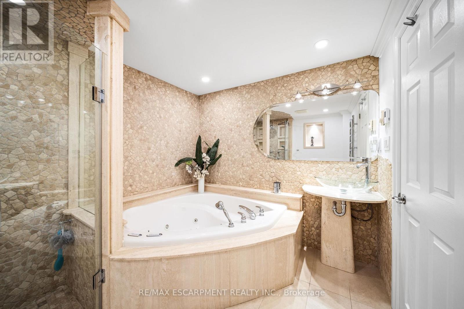 1045 BLOOR STREET - 36