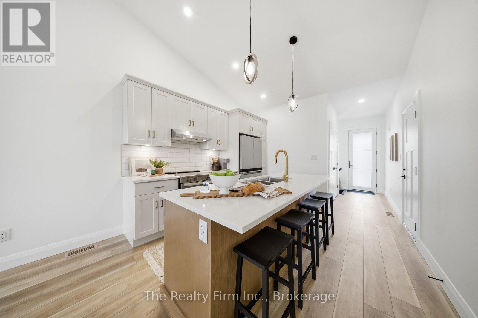 483 GILLESPIE STREET - 7