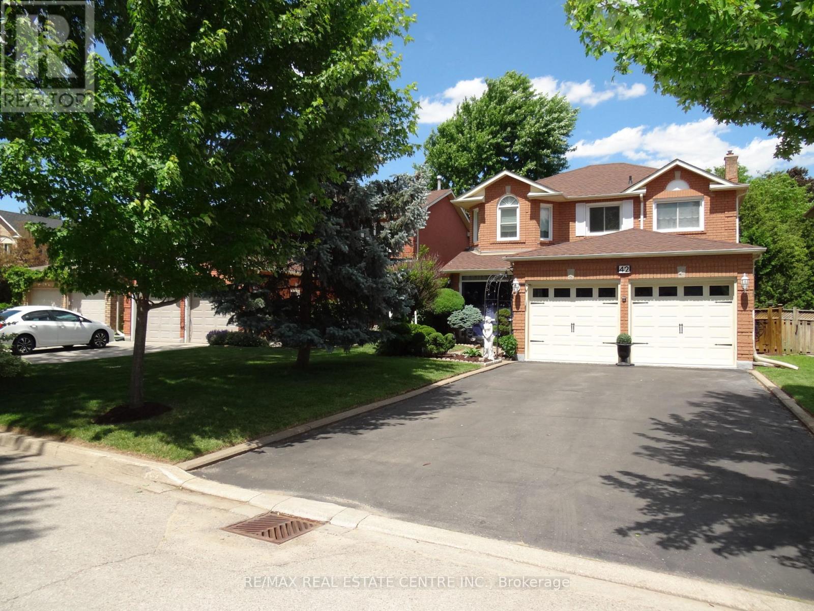 42 DAVIS CRESCENT - 1