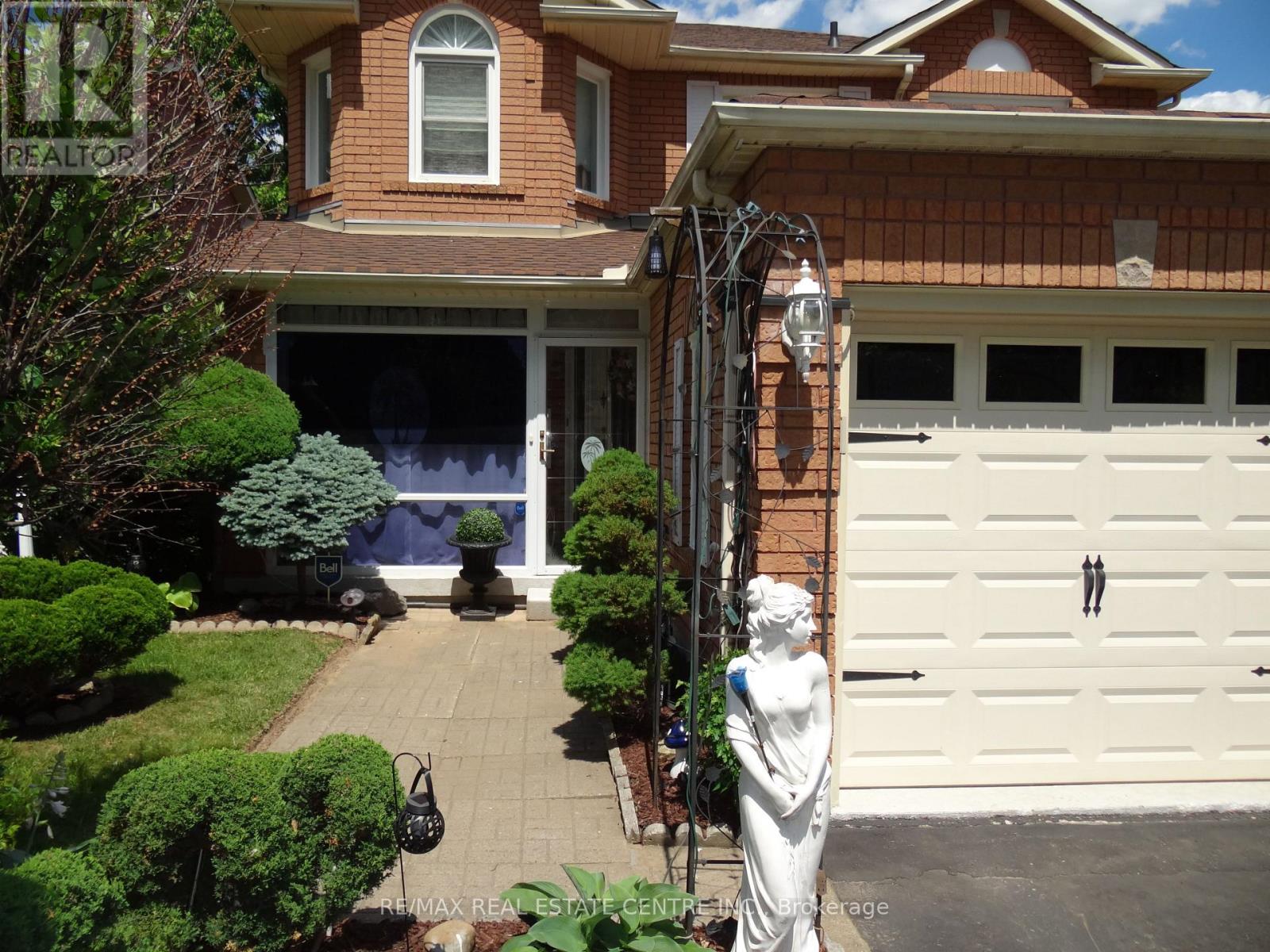 42 DAVIS CRESCENT - 2