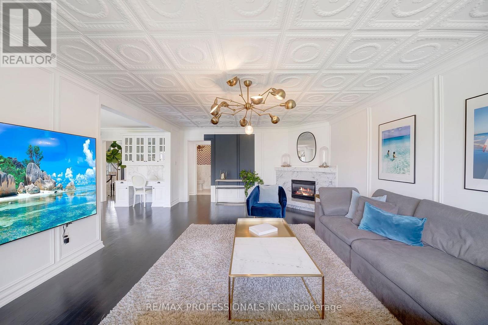 52 COURTSFIELD CRESCENT - 20