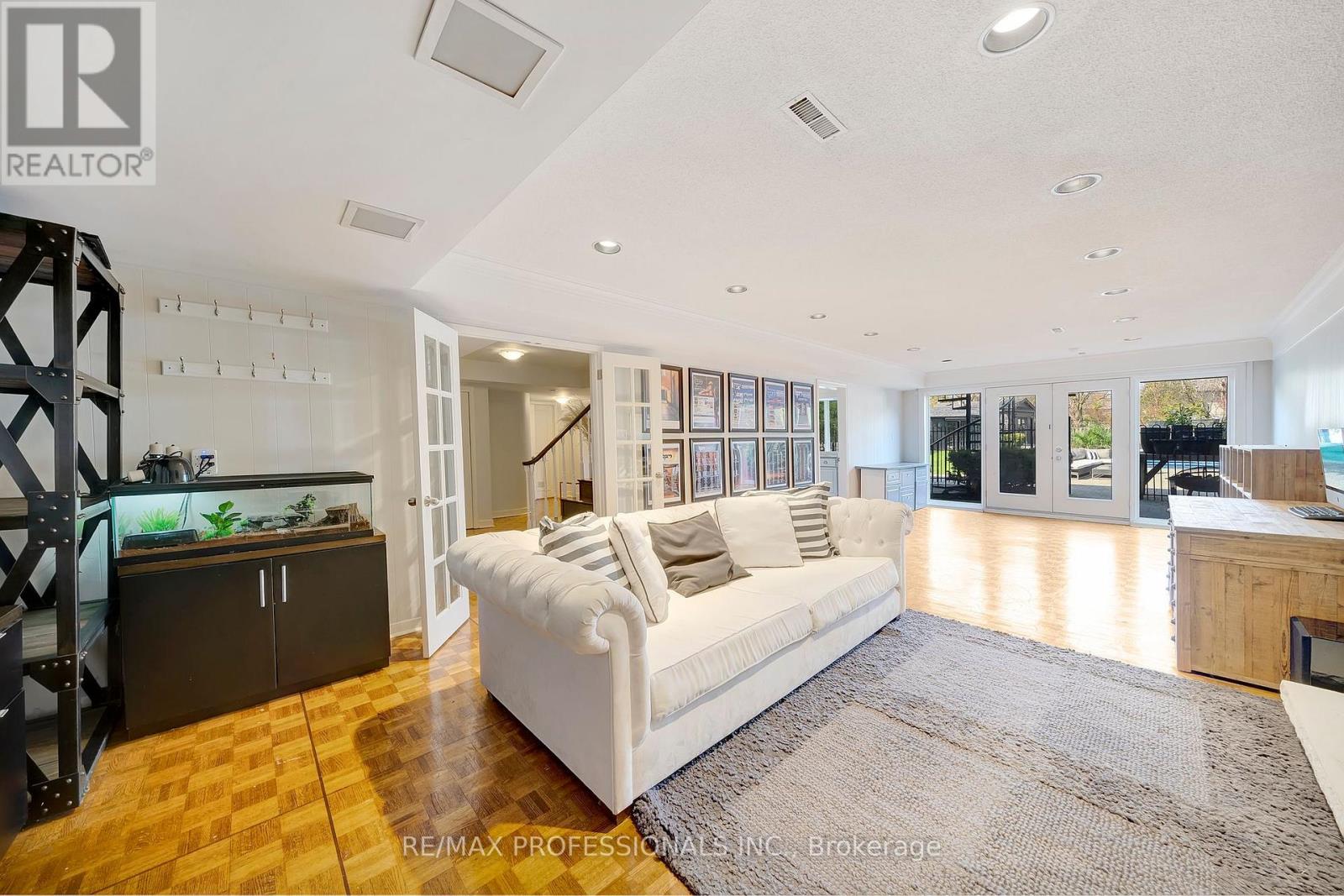 52 COURTSFIELD CRESCENT - 32