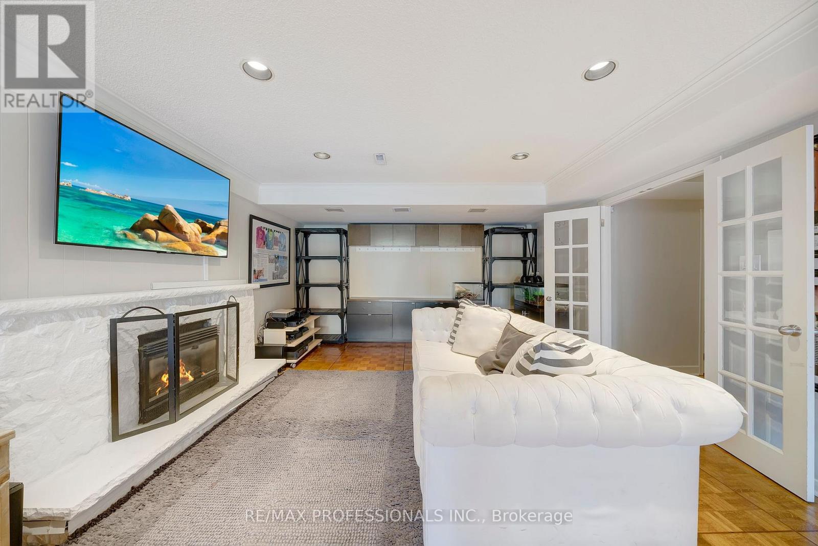 52 COURTSFIELD CRESCENT - 33