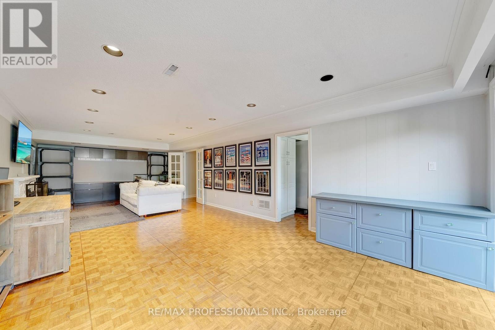 52 COURTSFIELD CRESCENT - 35