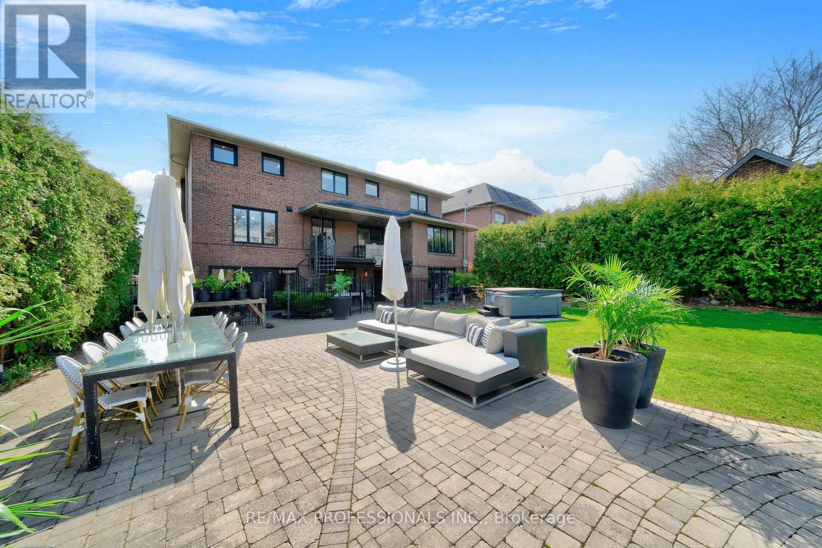 52 COURTSFIELD CRESCENT - 42