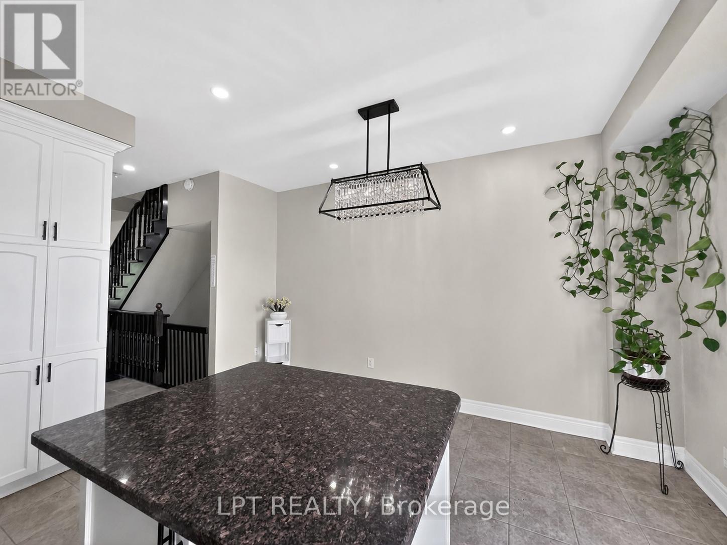 44 CEDAR LAKE CRESCENT - 12