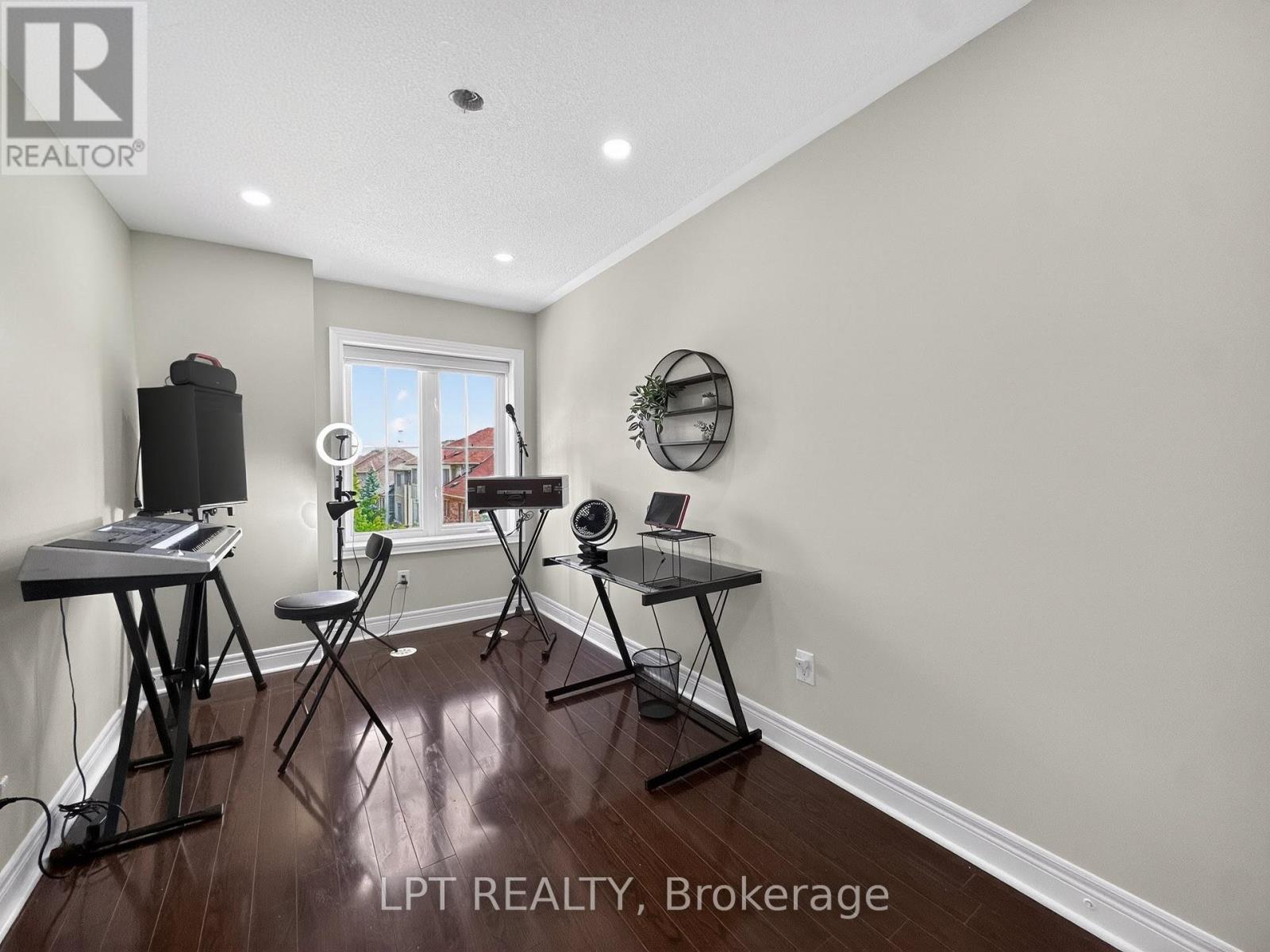 44 CEDAR LAKE CRESCENT - 21