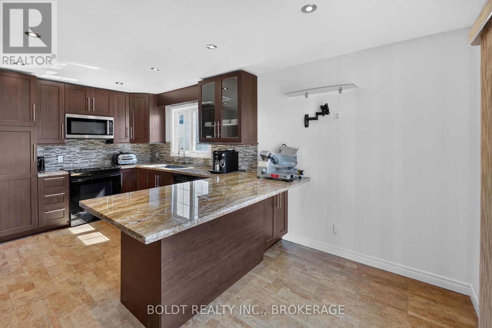 6 CEDAR COURT - 10