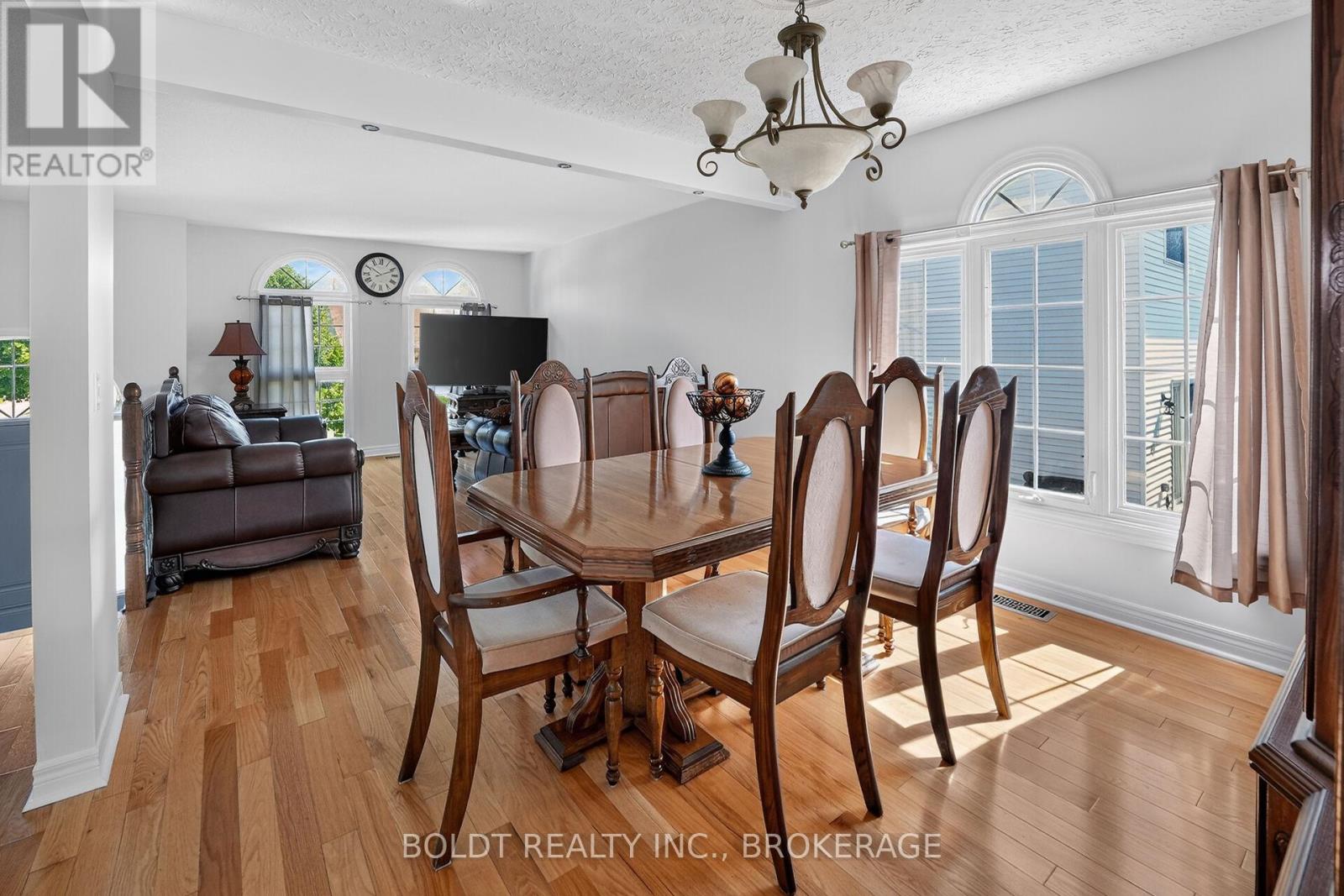 6 CEDAR COURT - 15