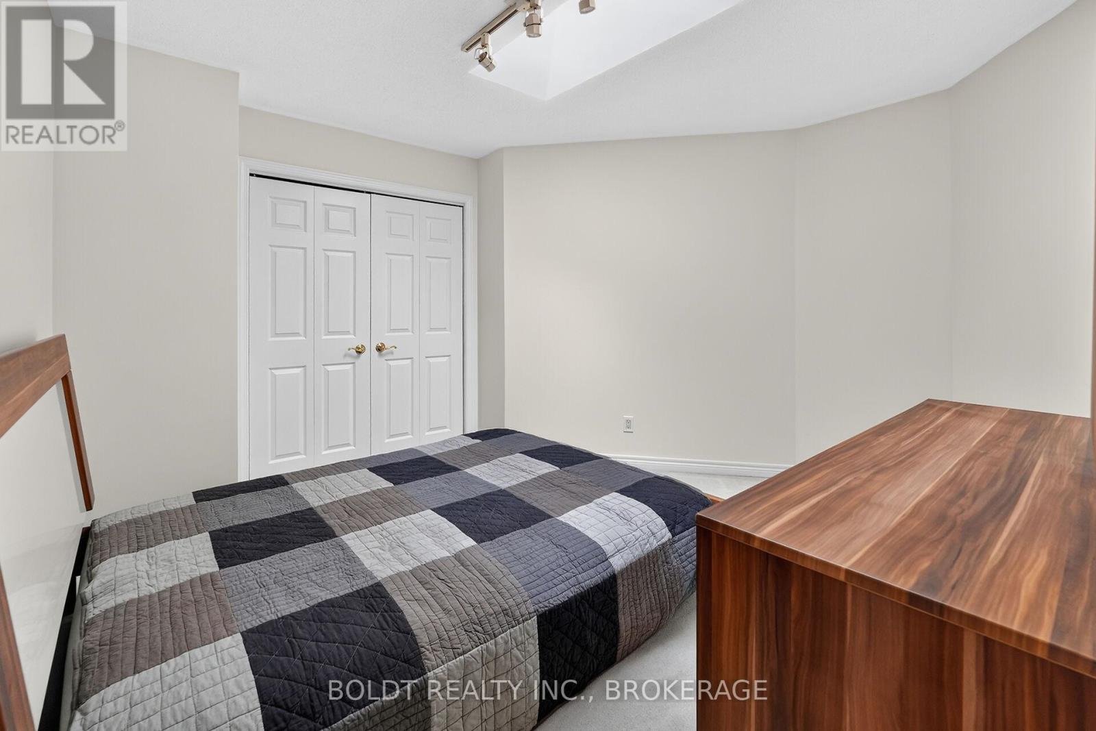6 CEDAR COURT - 22