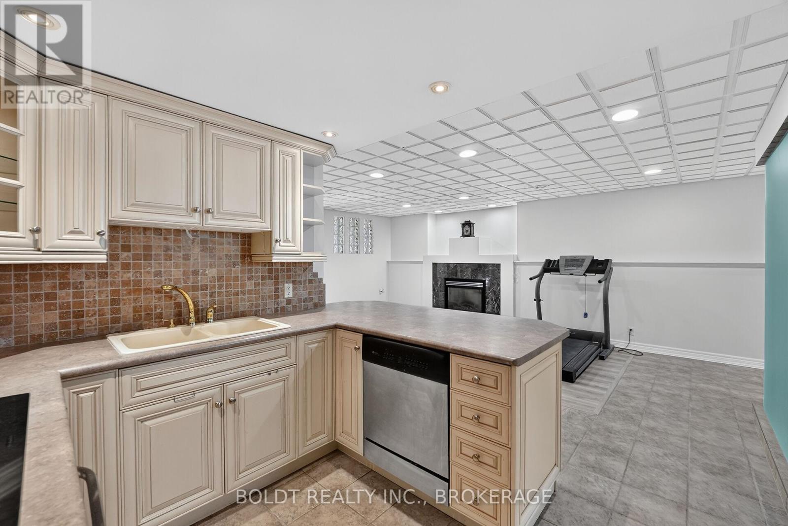 6 CEDAR COURT - 29