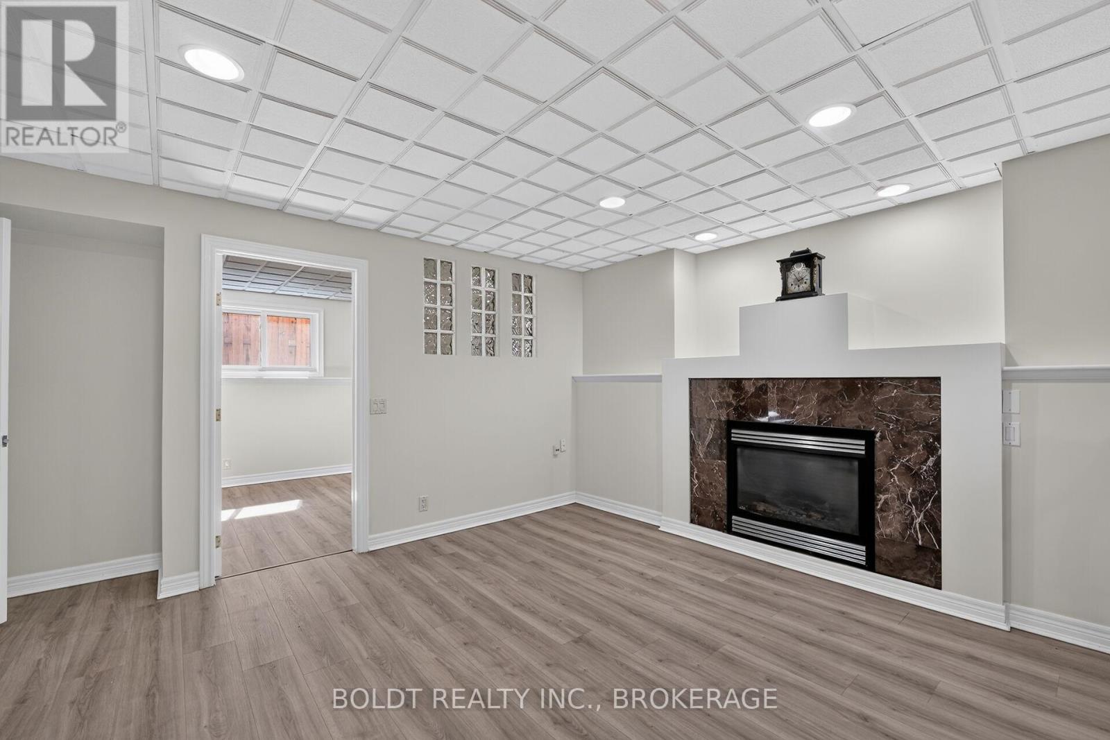 6 CEDAR COURT - 32
