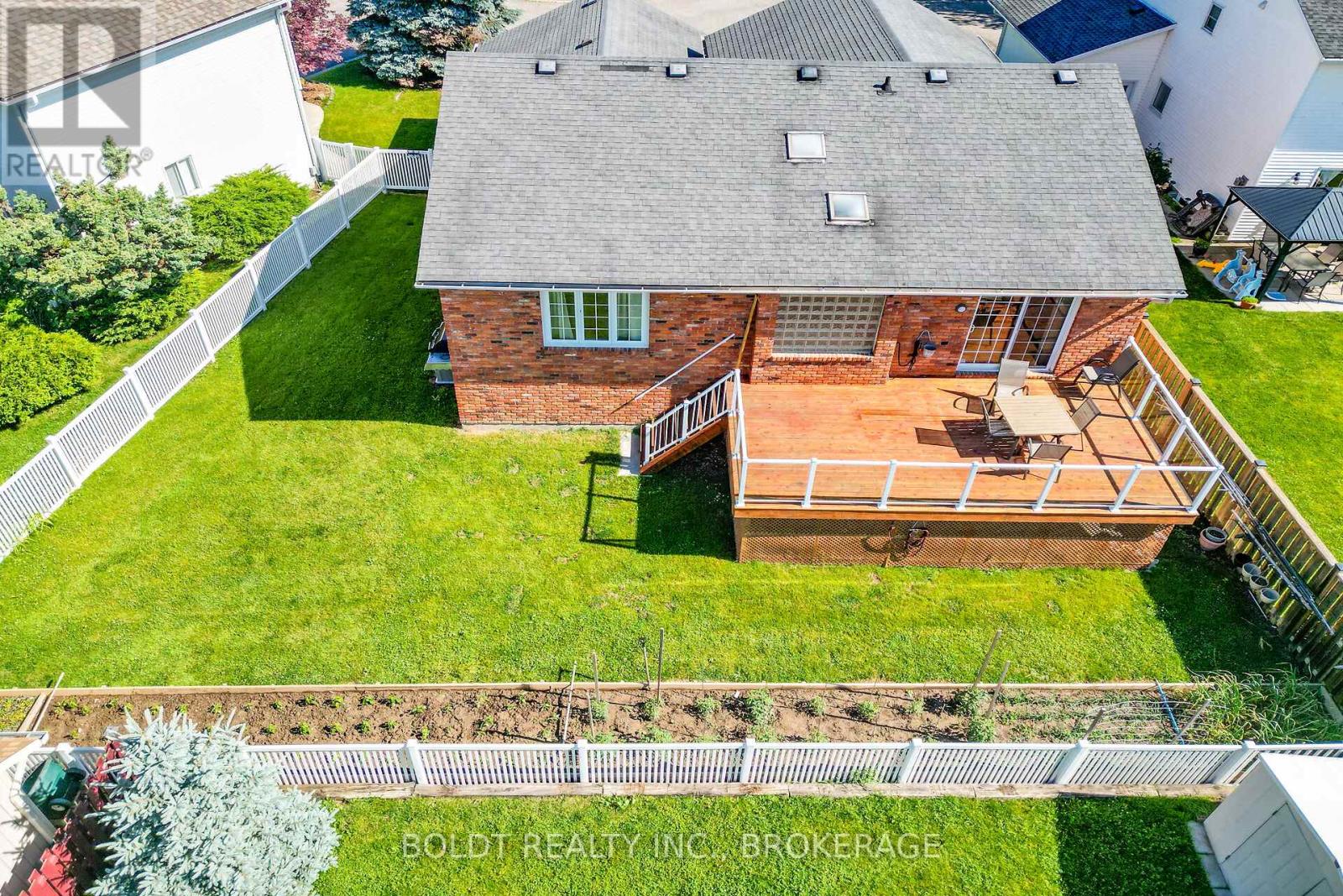 6 CEDAR COURT - 35