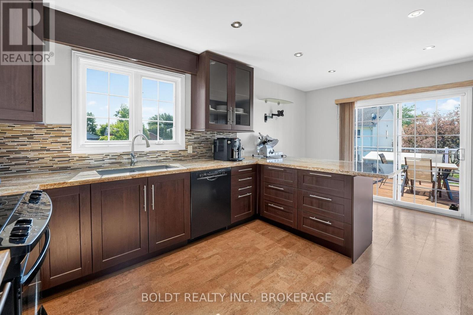 6 CEDAR COURT - 6