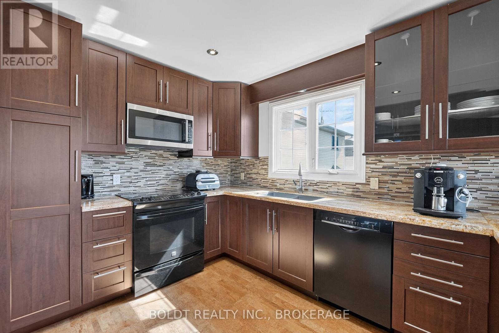 6 CEDAR COURT - 7