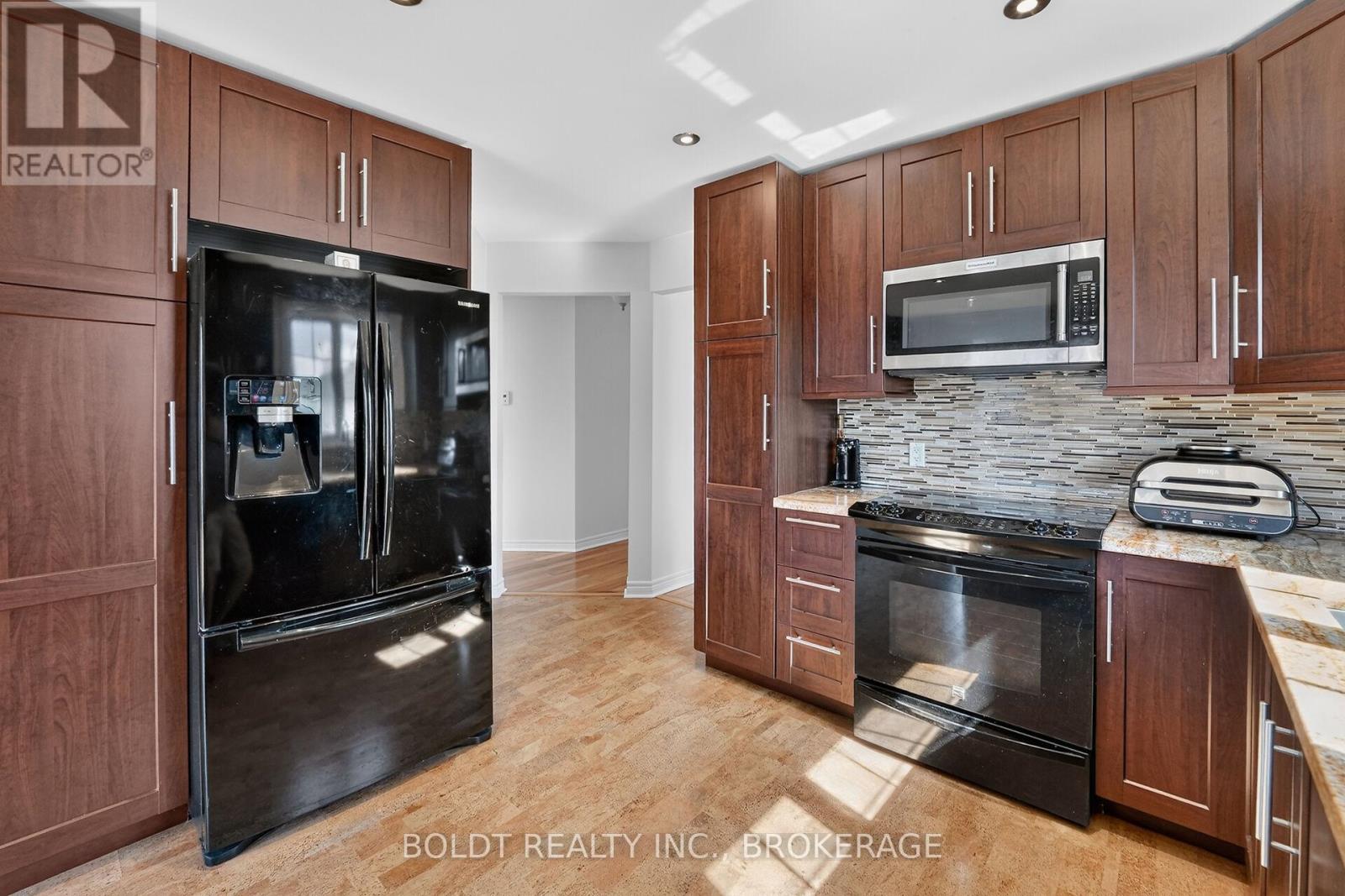 6 CEDAR COURT - 8