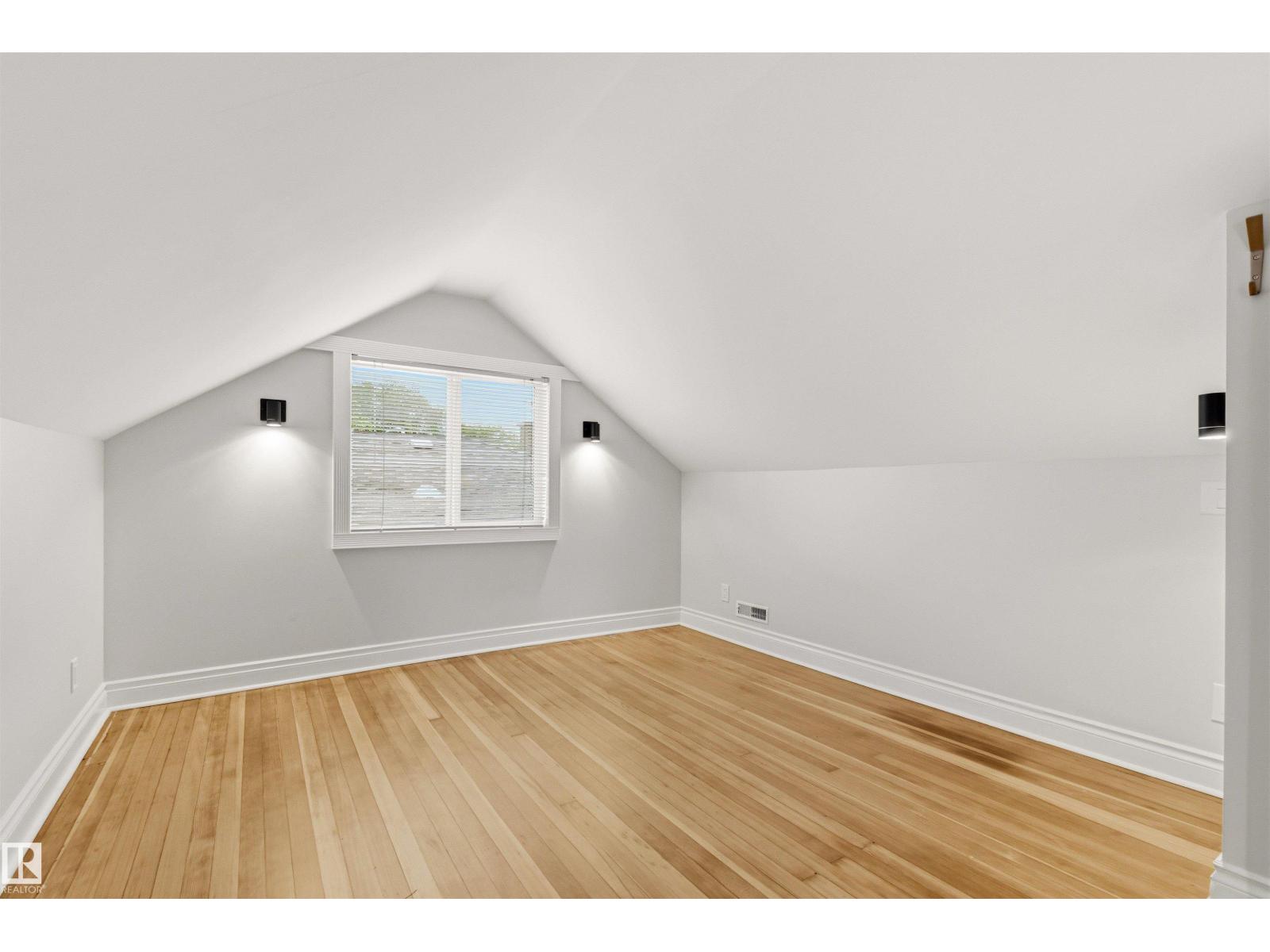 10628 73 AV NW — photo 40