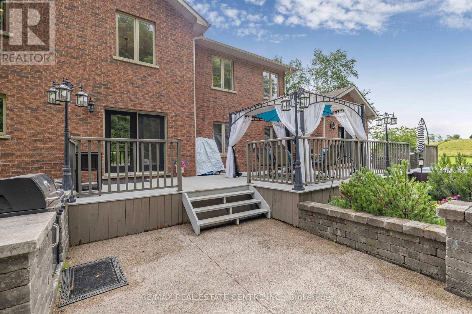 2 ASHLEA LANE - 37